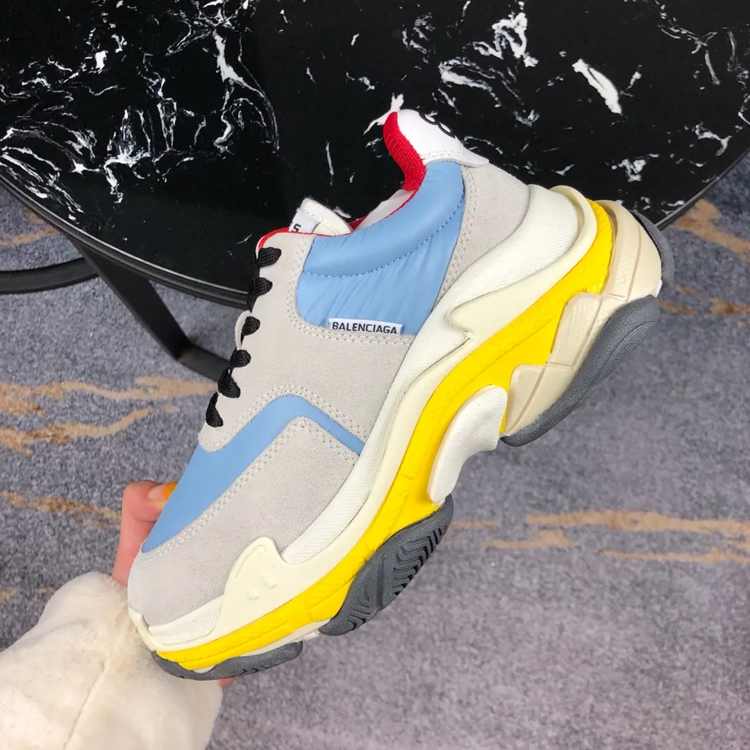 👟👟Ex-factory price 800👟👟 Balenciaga second generation 17 colors🖤 Balenciaga Triple-s Balenciaga-dad shoes. The world’s most popular retro jogging shoes 🔥. 🔺Retro distressed craftsmanship ~ original combination sole, heavy craftsmanship, not a low-end 2-layer combination sole! The upper is made of imported parachute cloth spliced ​​with nubuck matte, priced at 24 yuan per foot, which is different from the ordinary canvas on the market! The back is covered with cowhide high-frequency embossing! ⚠️When purchasing authentic products at the counter, I specifically asked the clerk about the materials. Size: 35-41 yards, men’s size 39-45, matching cloth bag, shoelaces, complete certificate of certification/men’s model will be notified later.